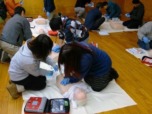 写真1:心肺蘇生とAEDの使用 写真1:心肺蘇生とAEDの使用