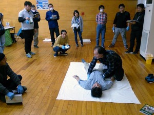 写真3:けがの調査デモンストレーション 写真3:けがの調査デモンストレーション