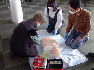 写真2：AEDの操作方法を確認