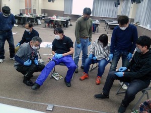 写真2:止血法(ターニケット) 写真2:止血法(ターニケット)