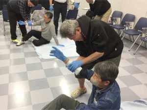 写真2：止血法（直接圧迫）